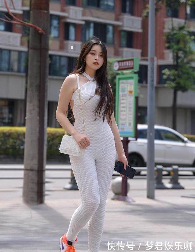 小姐姐 穿瑜伽裤的小姐姐,显得高挑迷人,简洁时尚