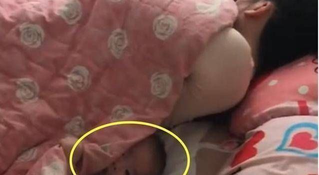 被子|宝妈睡醒宝宝“没了”，差点急疯，妈妈看到娃一瞬间，笑出声