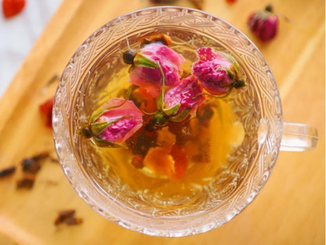 金银花|蒲公英和它“天造地设”,坚持泡水7天,排肝解毒,皮肤越变越好