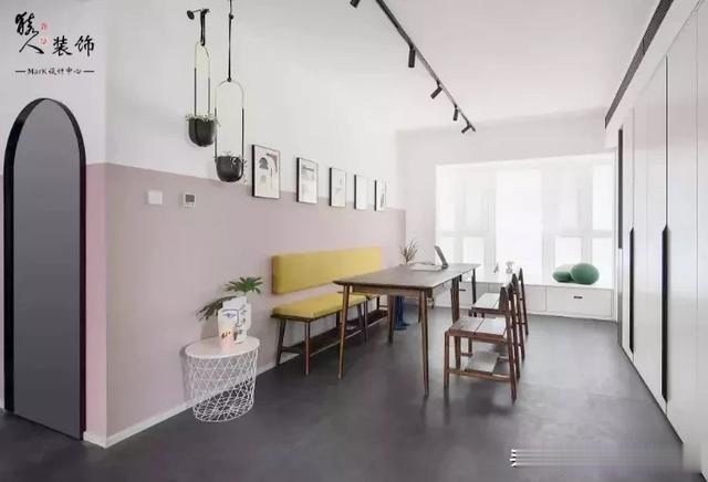 大衣柜|客厅一定要放沙发和茶几的现在都流行这样装啦