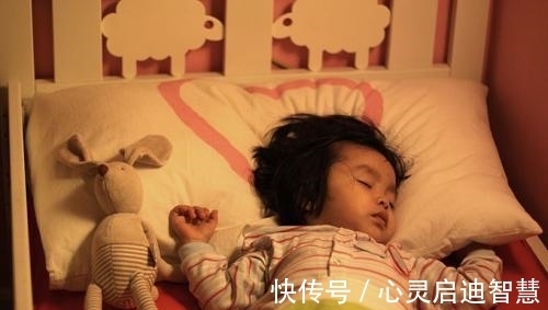 打呼噜|半夜被宝爸呼噜声惊醒,娘3一起静坐看表演,娃:咱俩亲爸忍着吧