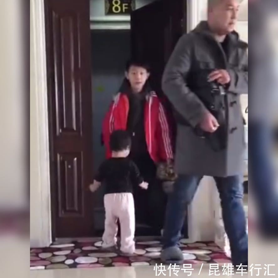 哥哥|妹妹看到爸爸和哥哥回家,忽视爸爸求哥哥“抱抱”火了:太有爱啦