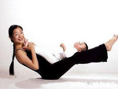 瑜伽|宝妈倒立练瑜伽，宝宝爬过来“讨口粮”，接下来的动作逗翻网友