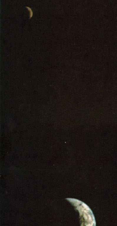 从太空看地球是什么样子的?离地球多远还能用肉眼看到它?