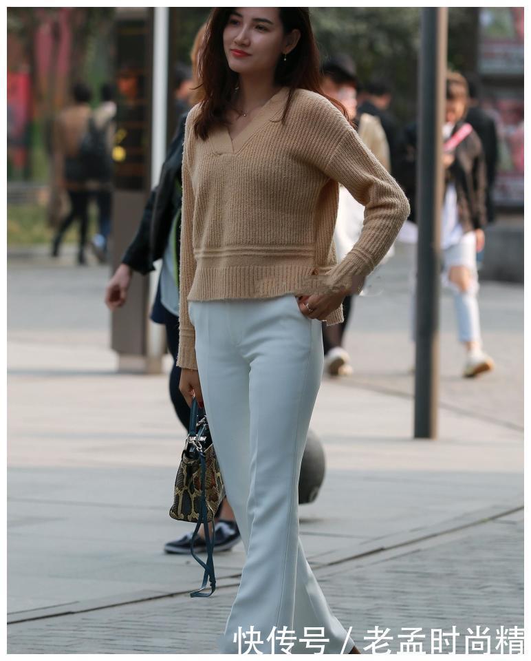 举止|米色宽松毛衣, 搭配白色西装裤, 举止优雅, 气质出众