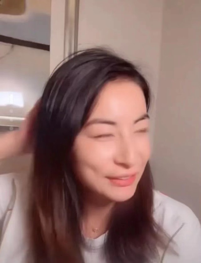 西装|郭晶晶首次直播彻底火!穿运动装太朴实,奥运会上穿裁判服更惊艳