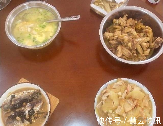 老公同学来家里吃饭，做了四道硬菜，居然说我们很抠，太气人了