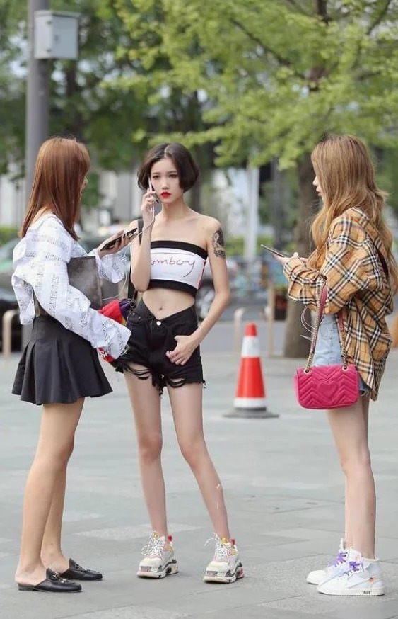 秀美|街拍:三位大秀美腿的小姐姐,身材好,非常吸引眼球