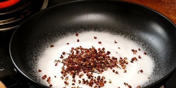 小董|吃了半辈子大虾,头一次见这种做法,不油炸不用蒸,一锅不够吃