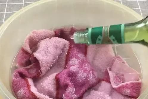 洗涤剂|不要用毛巾脏洗涤剂洗，教你一个漂亮的把戏，把脏毛巾全部洗干净，就像新的一样