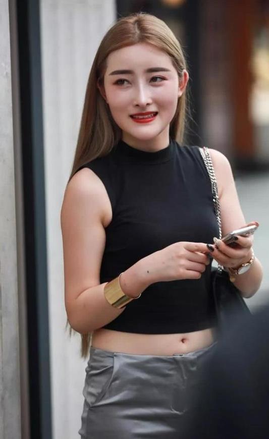 表现出女性|黑色修身背心搭配银色休闲裤,明艳端庄,气质迷人