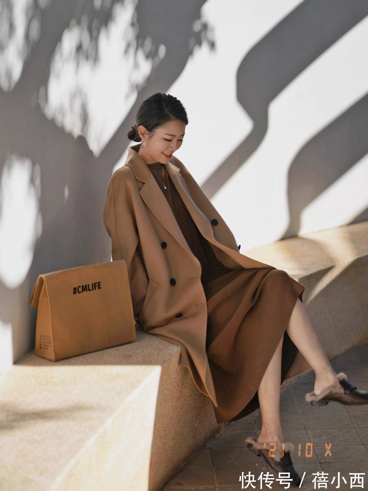 牛仔裤|冬季穿这5个“神仙色大衣”真香，搭配牛仔裤、半身裙高级显气质