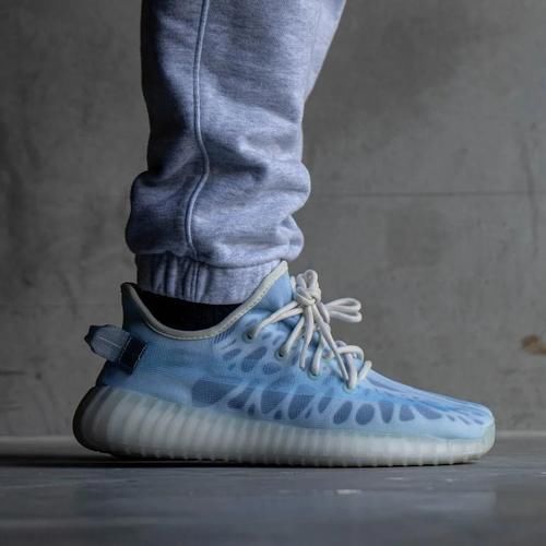 “全透冰蓝”Yeezy 350 上脚丑哭了！传闻将提前发售！
