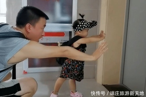爸爸的“神功”，宝宝已经学到了精髓，妈妈在一旁傻了眼