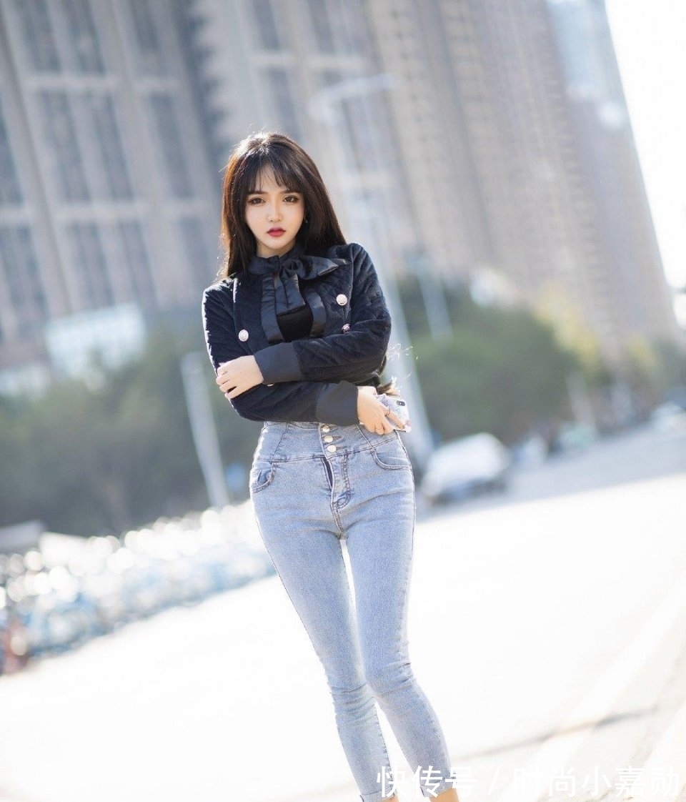 p图 竹竿腿牛仔裤就够了,p图有点过分了,脚脖半米长