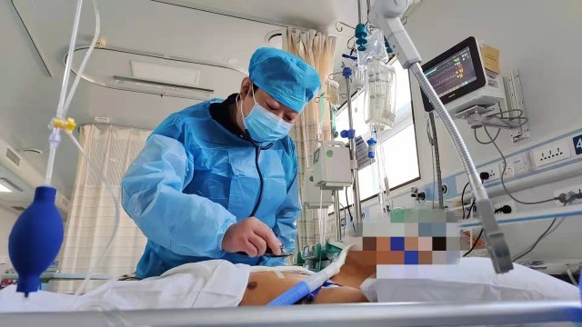 新闻记者|山东首例自主完成的人工心脏移植手术取得成功！46岁男子从此用上“人造心”