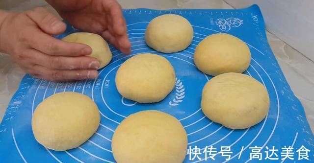 面包很好吃，有4个鸡蛋，又软又甜，不用烤箱你就能成功