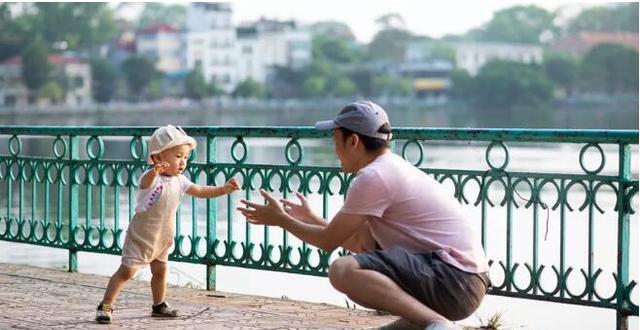 平衡力|别牵着宝宝的手学走路,累人又伤娃,正确的学走路方式是先爬后走