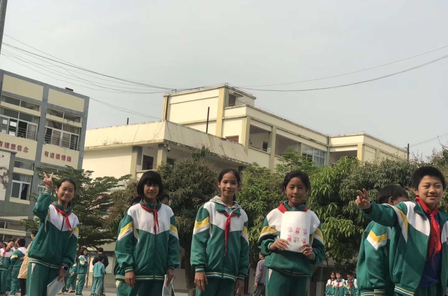 送娃|爸爸早起送娃上学,门卫一看时间气到炸裂!网友:这场景似曾相识