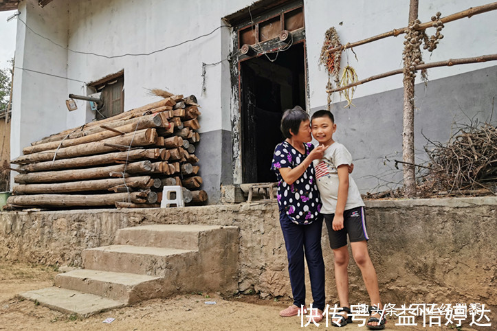 奶奶|10岁男孩出生后父母离世,与奶奶相依为命,衣服小了也舍不得买