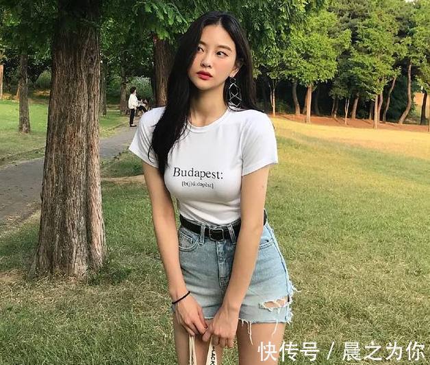 紧身牛仔裤 -摩登范十足的牛仔裤美女,甜美漂亮,特别招人喜欢!