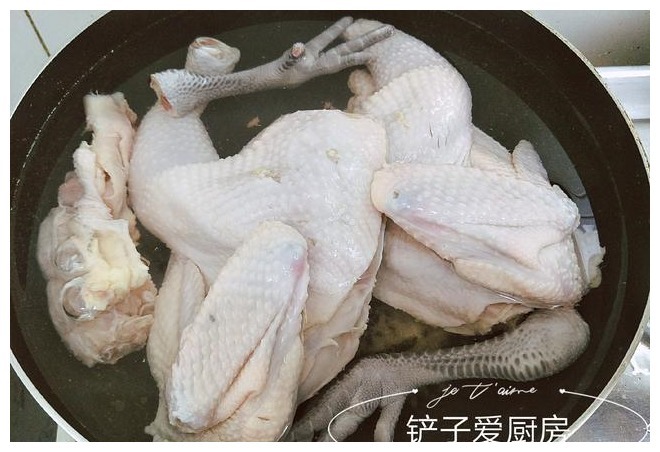 炖鸡汤需要焯水吗这步做错了,鸡肉发柴,放再多的料也不好喝