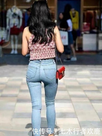 凸显|牛仔裤适合各种搭配，凸显女性时尚甜美的气质