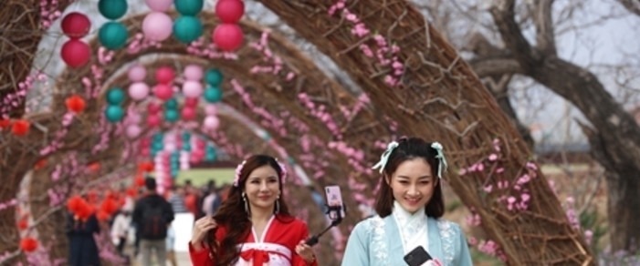 穿着汉服!为何大家反感汉服圈?脚上穿着运动鞋,古今混搭,不算真的有文化