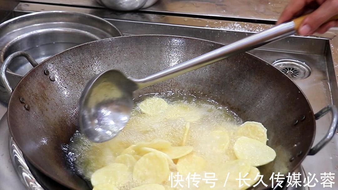 小米椒|比烤肉还好吃的孜然土豆片,香辣软糯,开胃又下饭,一盘不够吃