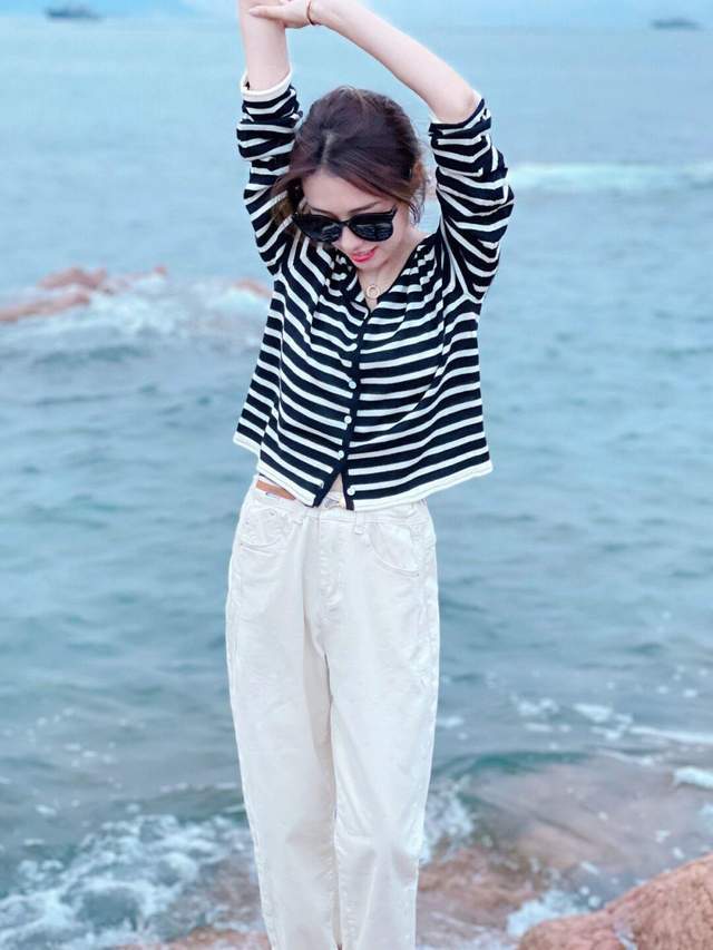 下半身|气质不分年龄,蕾丝小开衫+卡其色短裤,性感又有女人味