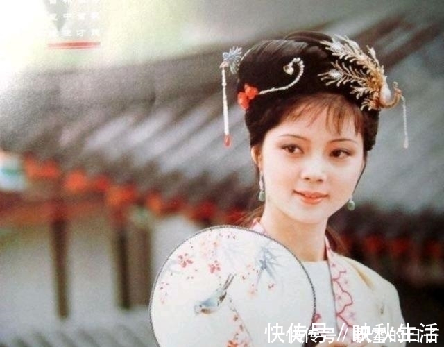 行为|宝钗扑蝶,难道仅仅是一个经典场景吗?这一行为蕴含着什么意义?