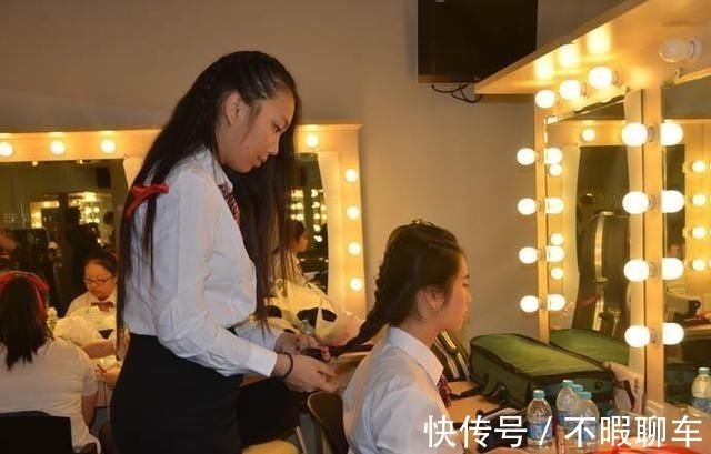 男扮女装|靠化妆以假乱真,16岁高中生“男扮女装”,网友:是心动的感觉