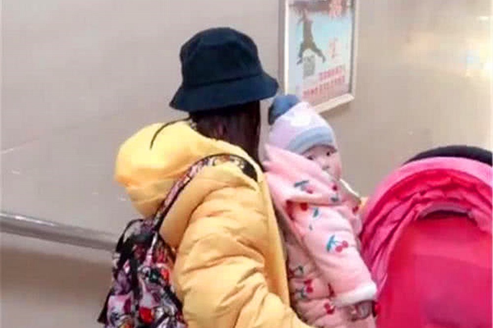 外出|宝妈带双胞胎赶地铁，下楼无人帮自己咬牙抬婴儿车，网友：泪目了
