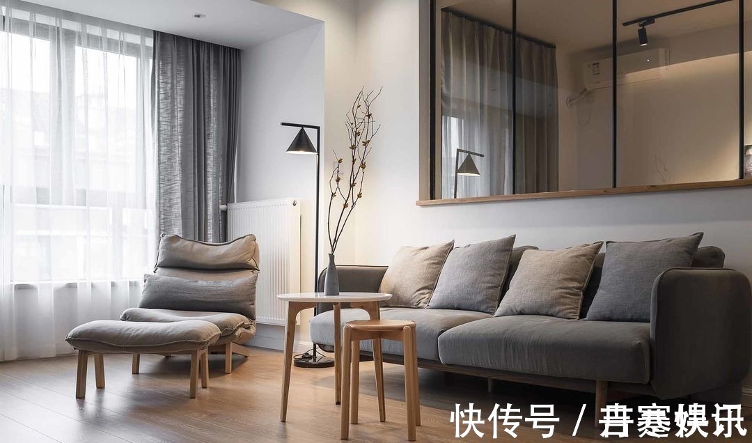 风格|她在沙发后面“掏洞”造窗,完工后发现太明智了,全屋温暖又自然