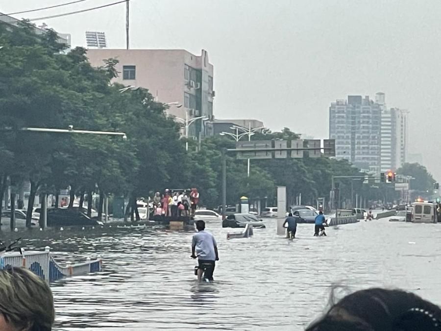 夫妻俩|雨巨大路成河，大家都让老人孩子先走——青岛夫妇讲述被困河南新乡的三天两夜