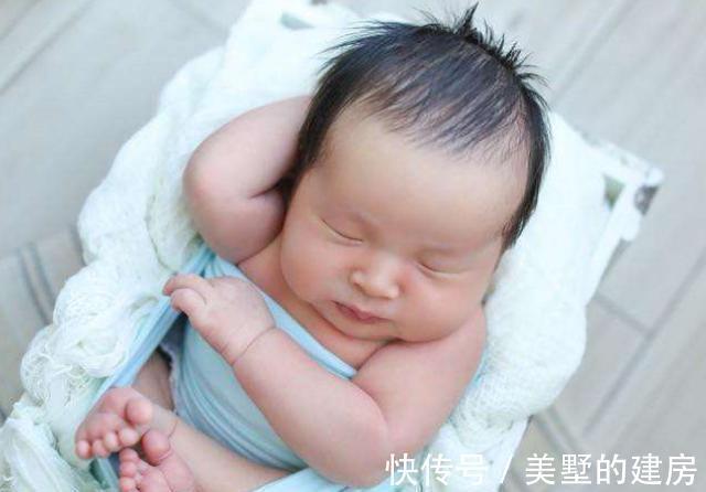 父母|小宝宝若不满百天,4件事父母最好别做,可能对孩子的发育不利