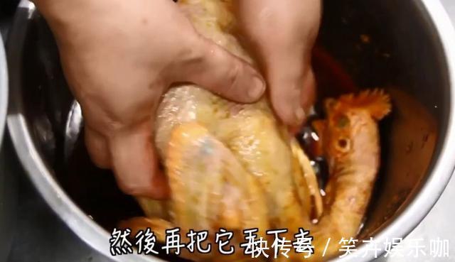 微波炉|把1整只鸡扔电饭锅内,不放油不放水,出锅比烧鸡还好吃,太香了
