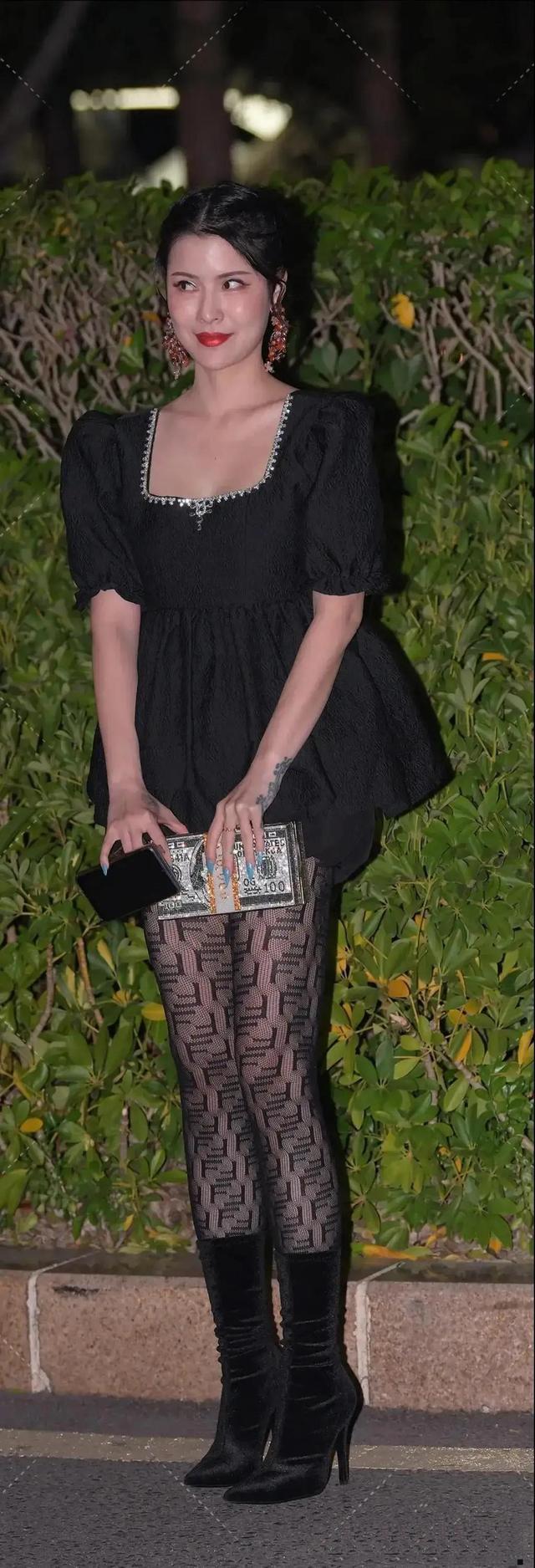 蓬松裙|美女街拍:宫廷风U领上衣,搭配黑色丝袜和短靴,复古中又带着几分妖艳性感