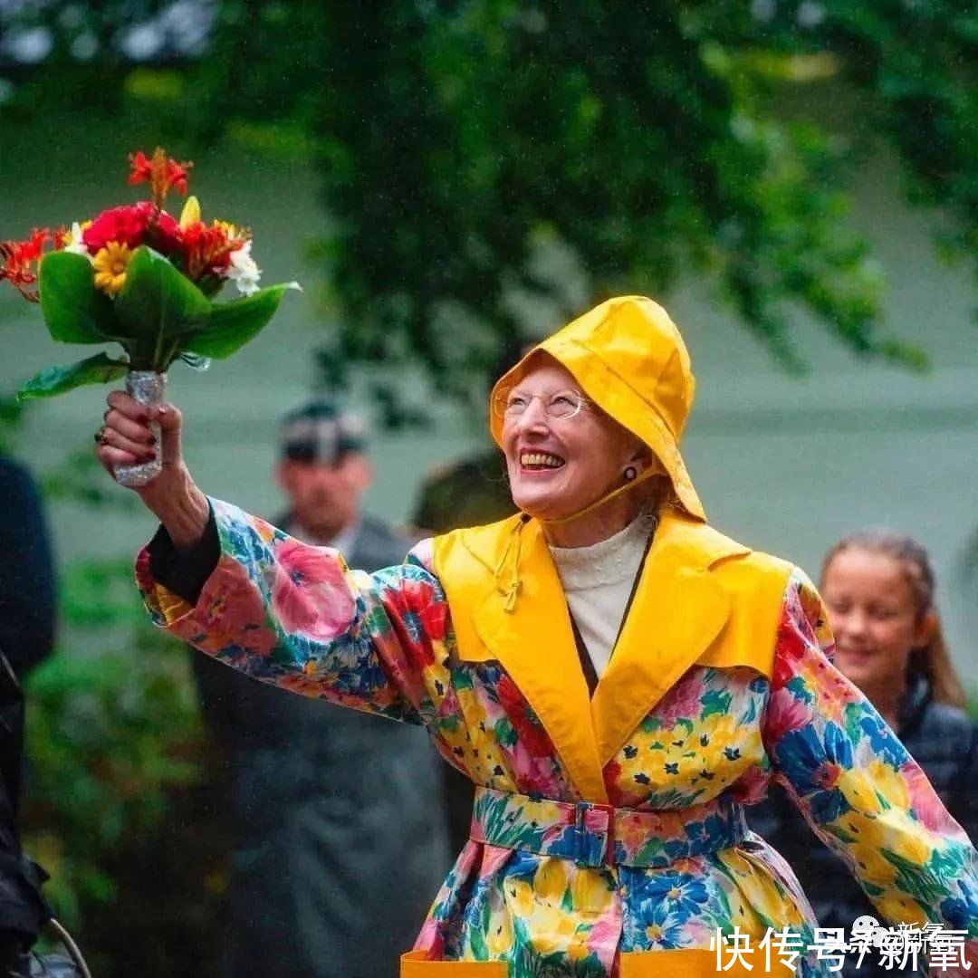 英国女王！从来没见过这么酷的女王