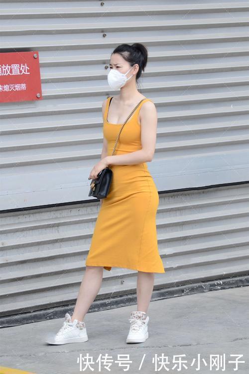 气质|黄系的无袖连衣裙,本就温柔端庄,配合修身款式,更显优雅气质