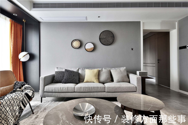 太卡通|133㎡现代风四居室,局部点缀了一些黄色及挂画来点亮空间