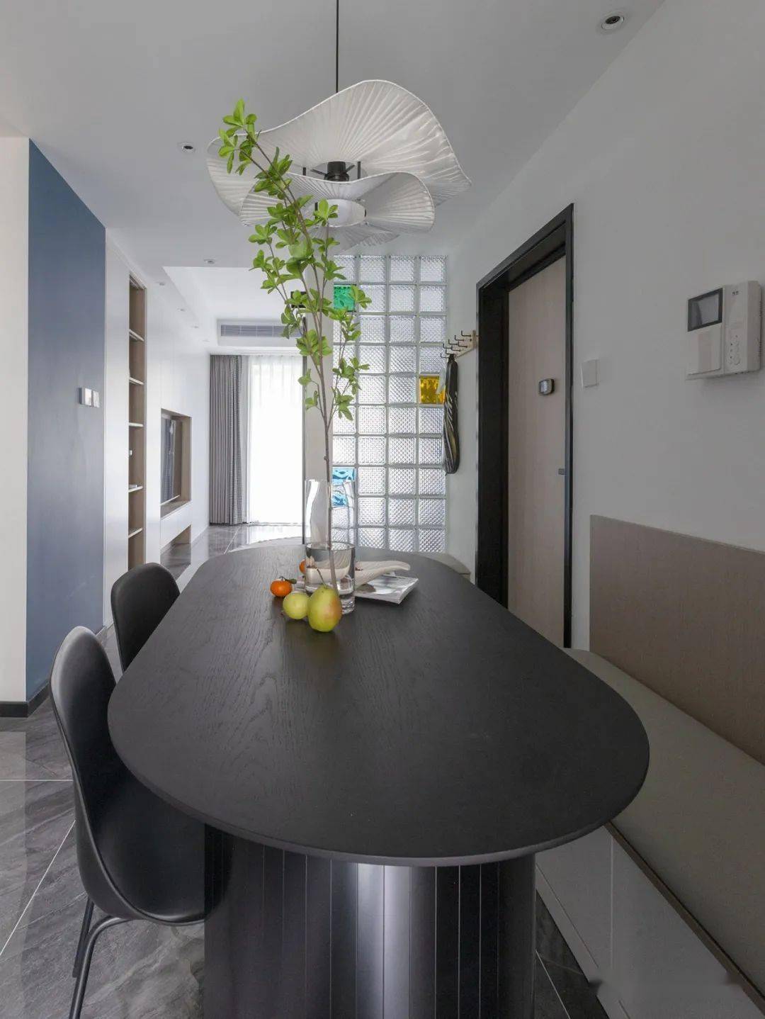 玄关|小夫妻的优雅两居，U型衣帽间真大气，圆形家居内敛又舒适，超美