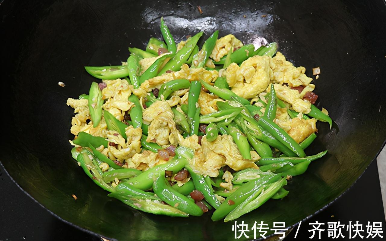 猪油|天凉了，来一盘热辣辣的尖椒炒鸡蛋，做法简单，干香有味又下饭