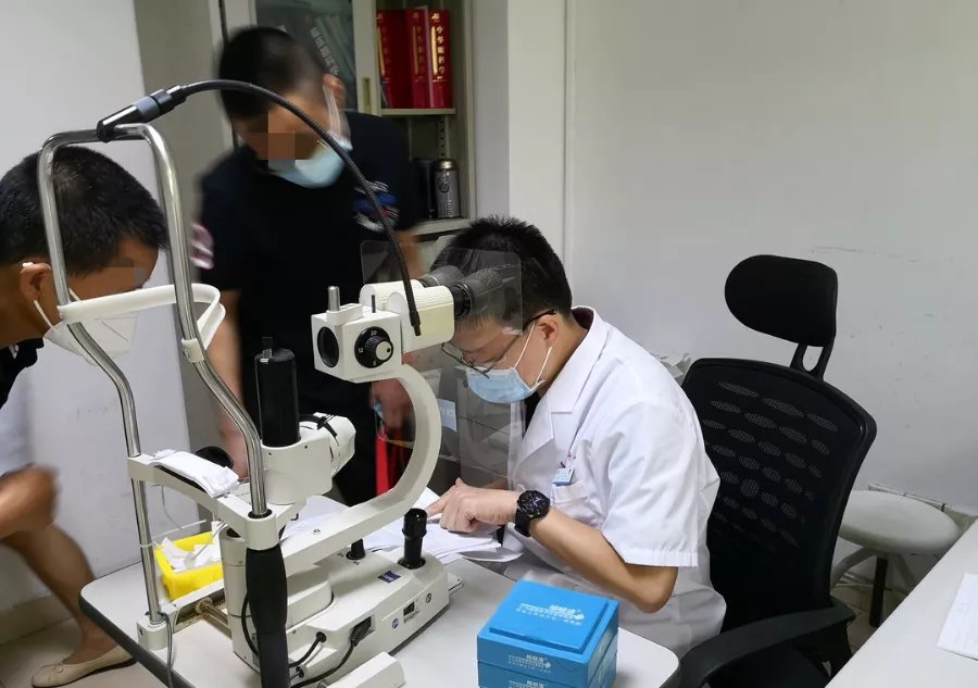 数月内换了两三副眼镜，年轻小伙配眼镜后视力恶化查出严重致盲病