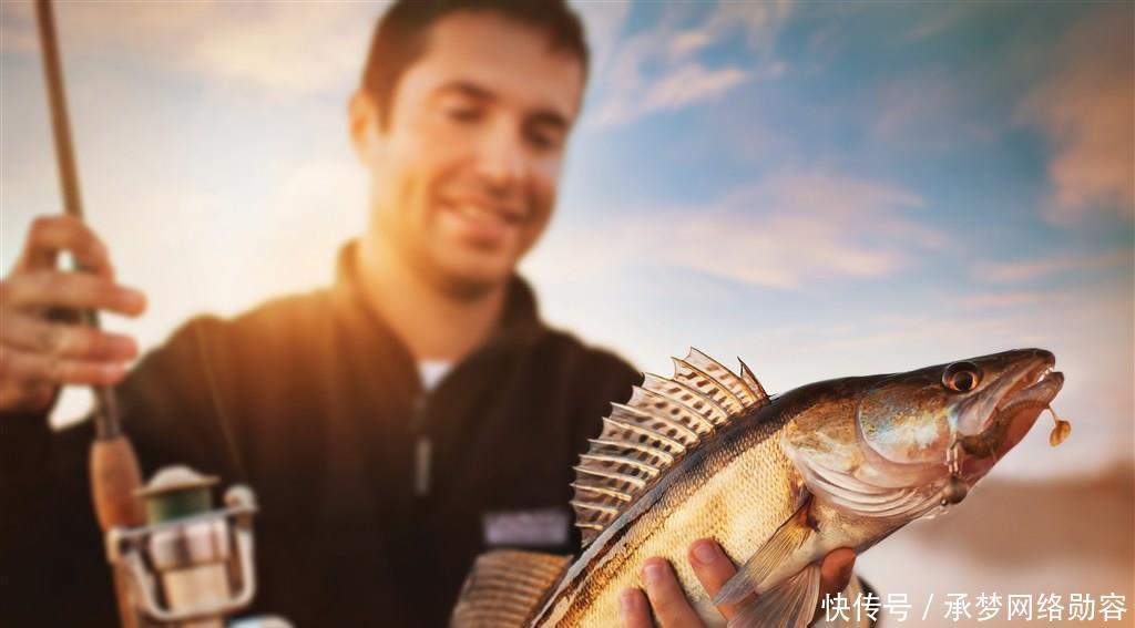 农村小伙钓鱼就是狠，这样打窝，钓鱼钓到手发软