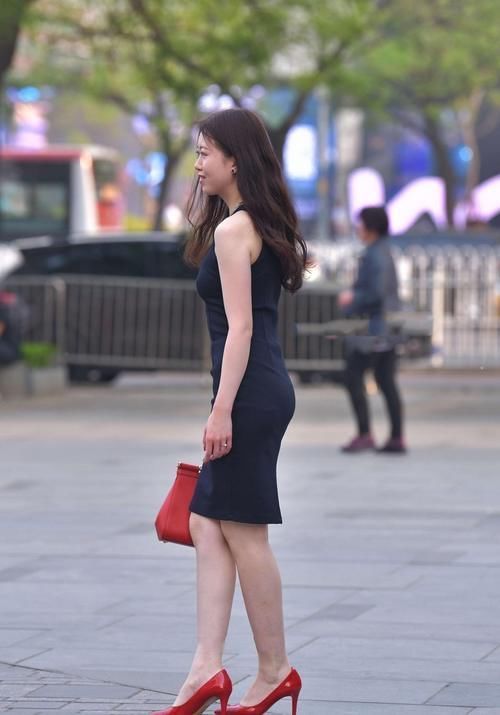 手袋|美女穿搭:黑色修身连衣裙搭配血色手袋,现代精致,凸显前卫美感