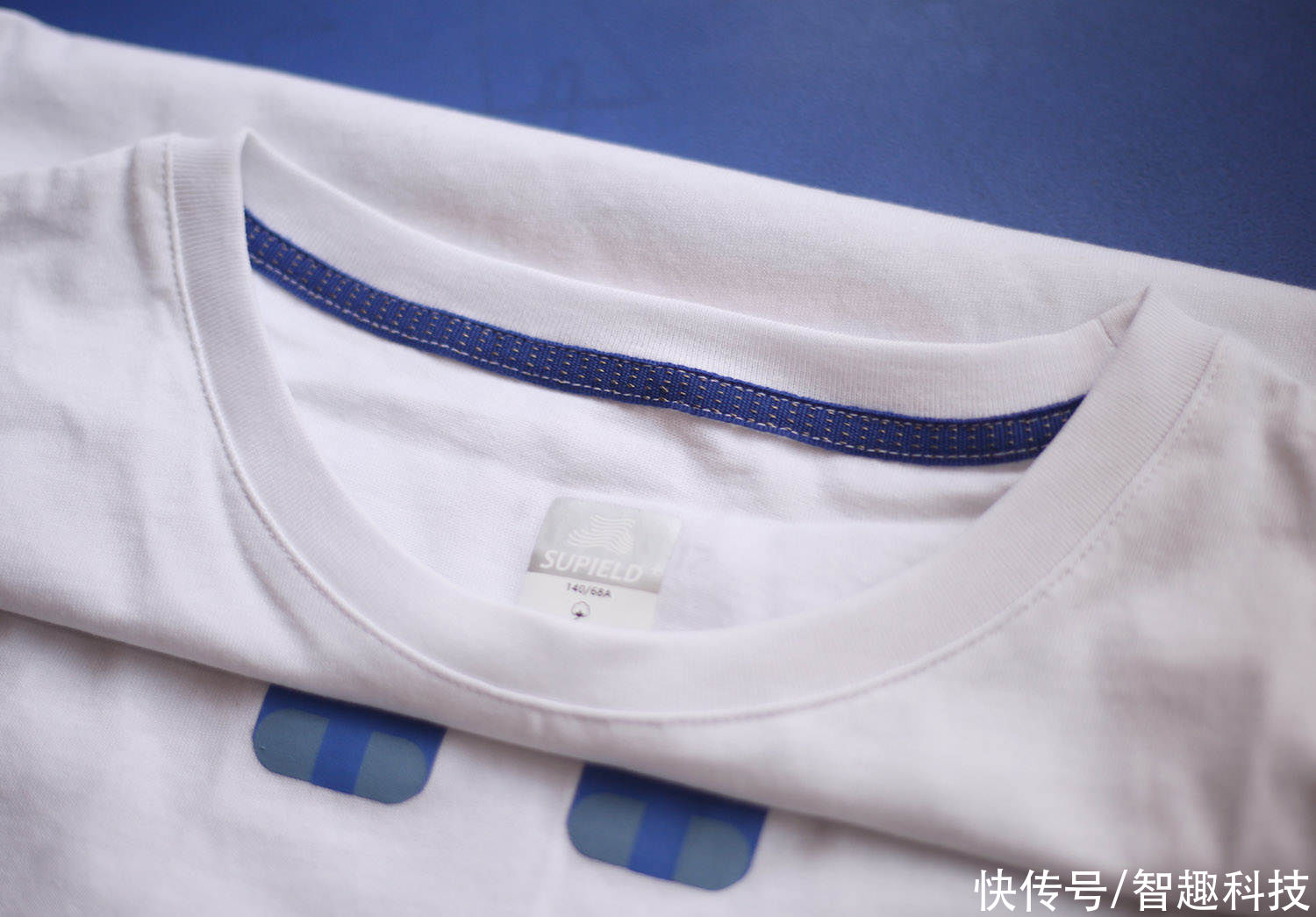 衣服|倒咖啡倒酱油测试白T恤，真的不会脏