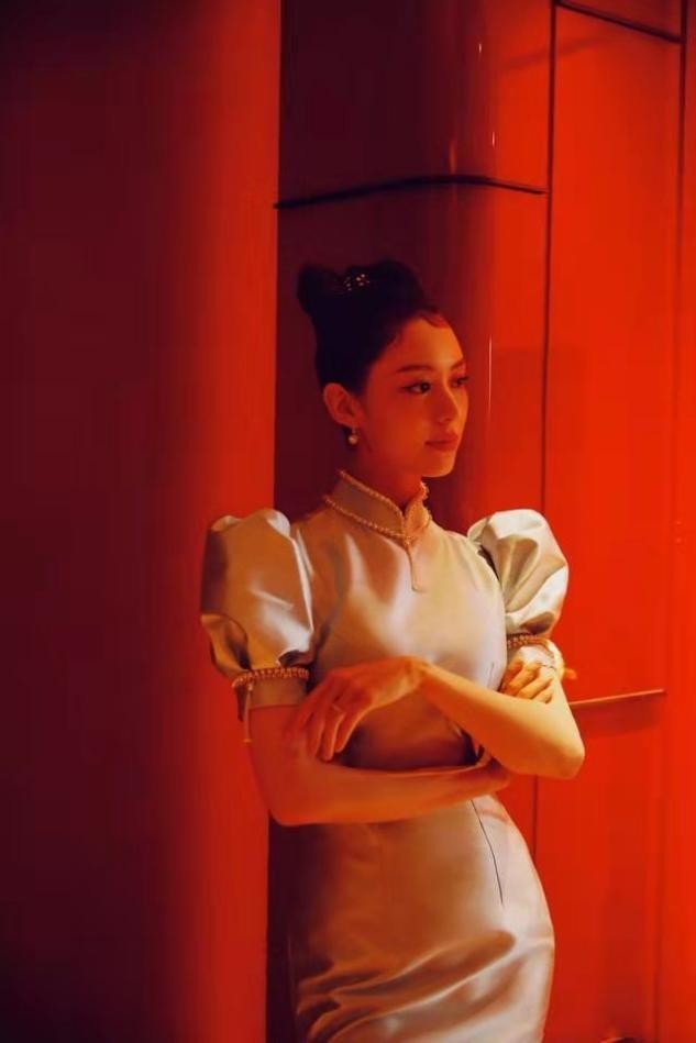 珍珠 吉娜罕见翻车,再穿旗袍秀曲线不输卡戴珊,却被芭比发型拖累