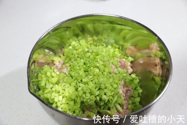 包子|皮薄馅大还流油的肉包子，连吃三个都不够，做法简单一定要学