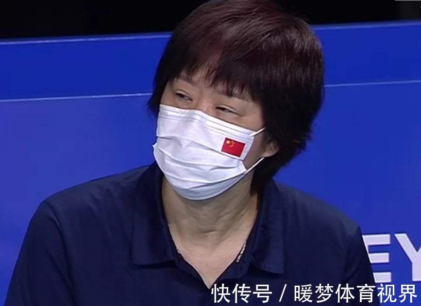 中国女排|这是郎平?一夜间似乎老了10岁!不再进行临场指导,助手替她上阵